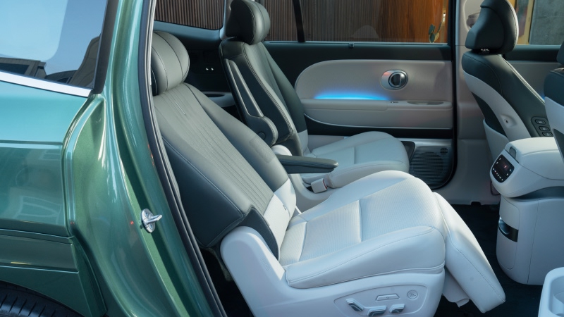 IONIQ9_Captain_Chairs_Interior_PopUp_800x450_02.jpg