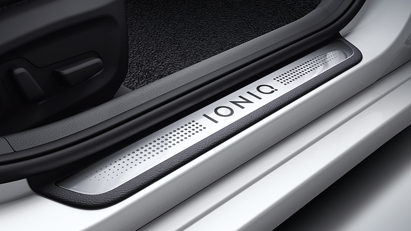 Hyundai_PHEV_door_scuff_plates_800x450.jpg