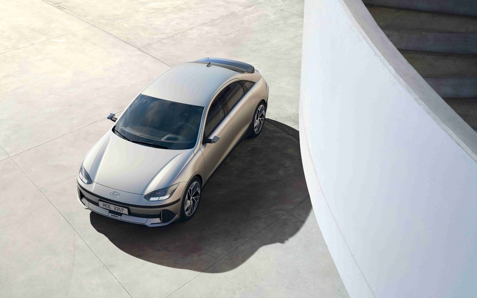 IONIQ_Hub_MultiImageBlade_960x600_01.jpg